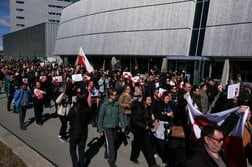 グリーンランドの米領事館が中心部に移転・拡大、数百人が抗議活動
