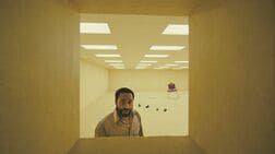 黄色い異世界で「二重の迷子」になる恐怖…今年最も話題のホラー映画『バックルームズ』