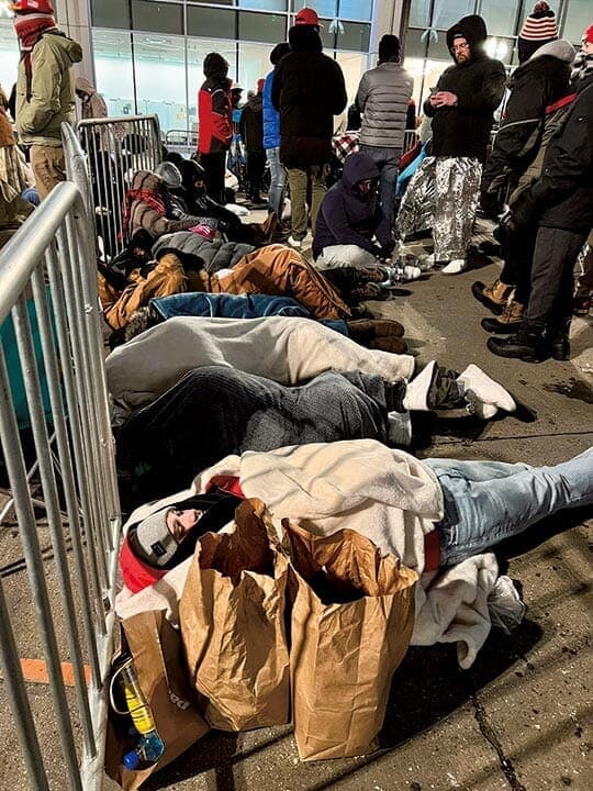 中継イベントに参加するため床で仮眠を取るトランプ支持者