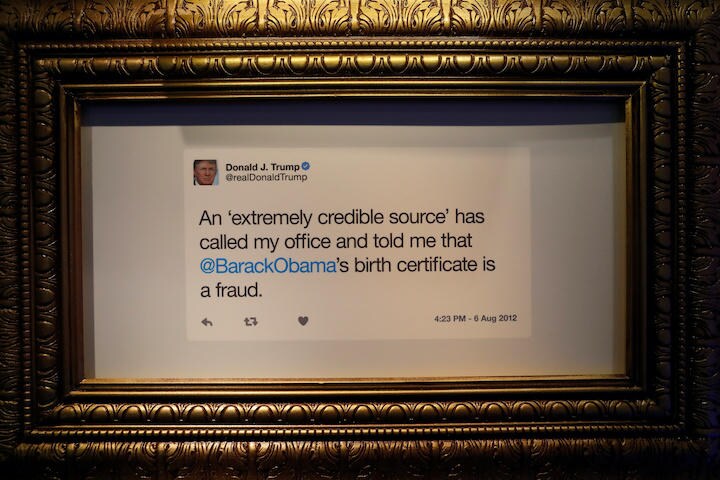 これも言論？（米風刺番組が設置したニューヨークのトランプ・ツイート博物館に飾られたツイートの1つ。「オバマはアメリカ人じゃない」と言っている）　Carlos Barria-REUTERS