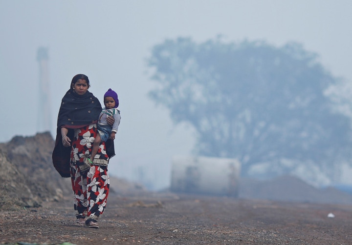 トイレ建設を急ぐインドだが、外での排泄を余儀なくされる人はまだ多い　Adnan Abidi-REUTERS