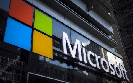 　７月１４日、米政府がＩＴ産業のサーバーに保存された電子メールの提出を強制する制度は、外国のサーバーには適用されないとしてマイクロソフトが提起していた訴訟で、米連邦控訴裁判所は、同社の訴えを認める判決を下した。写真はニューヨークで昨年７月撮影（２０１６年　ロイター/Mike Segar）