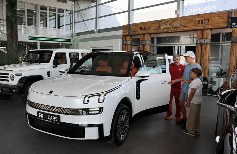 モスクワにある自動車販売店。7月1日撮影。REUTERS/Ramil Sitdikov