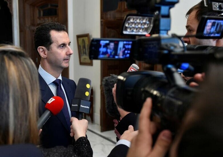 ２月１６日、シリアのアサド大統領（写真左）は、シリアから米国への入国を禁止したトランプ米大統領の政策は「シリア国民が対象ではない」と、同日に放送されたフランスの番組で語った。国営通信ＳＡＮＡから１月に提供されたもの（２０１７年　ロイター／SANA／Handout via Reuters）
