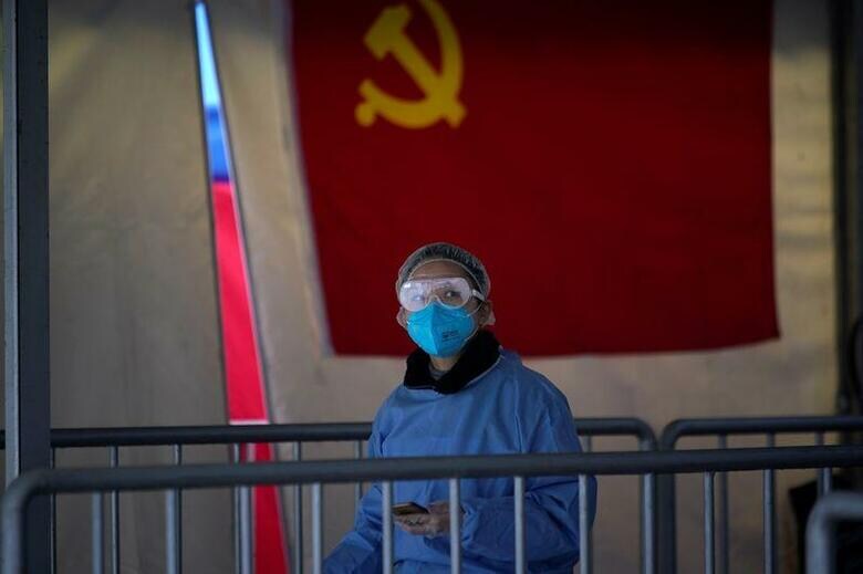 中国の国家衛生委員会（NHC）の発表によると、中国本土の新型肺炎による死者は9日時点で97人増え908人、感染者は3062人増の4万0171人に達した。写真はマスクやゴーグルを身に着けた市民。2月9日、上海で撮影（2020年　ロイター/Aly Song）