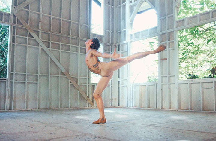 ポルーニンが「テイク・ミー・トゥ・チャーチ」に合わせて踊るビデオはこれまでに2000万回以上視聴されてきた　©BRITISH BROADCASTING CORPORATION AND POLUNIN LTD. / 2016