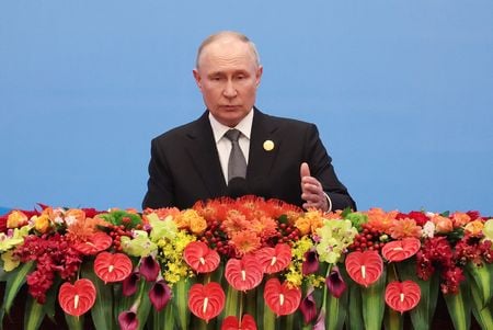 １０月２５日、ロシアのプーチン大統領（写真）はイスラエルとパレスチナ自治区ガザを実効支配するイスラム組織ハマスとの衝突が中東域外にも広がる可能性があると警告するとともに、ガザにいる罪のない女や子ども、老人が別の誰かが犯した罪のために痛めつけられるのは間違いだと述べた。北京で１８日撮影（２０２３年　ロイター/Edgar Su）