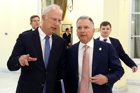 写真はロシアのキリル・ドミトリエフ特使とウィットコフ米特使。4月11日、　ロシアのサンクトペテルブルクで代表撮影。Reuters