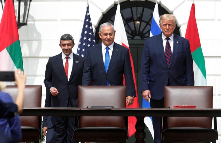 UAEのアブドラ外務・国際協力相、イスラエルのネタニヤフ首相、アメリカのトランプ大統領（左から、ホワイトハウスで9月15日に行われた署名式にて）　Tom Brenner-REUTERS