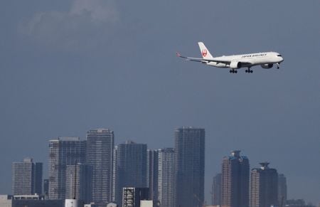 JAL機。2023年4月、羽田空港上空で撮影。REUTERS/Issei Kato