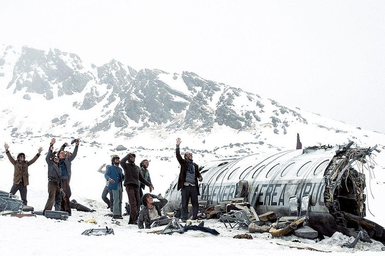 ラグビーの遠征チームを乗せたチャーター機がアンデス山中に墜落。極寒の世界で生き延びた16人が72日後に救出された　NETFLIXｰSLATE