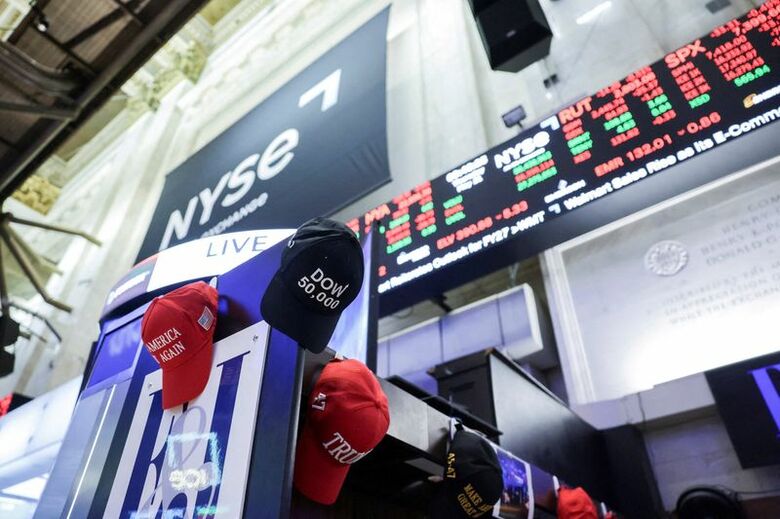 米ニューヨーク証券取引所のフロアで２１日撮影。REUTERS/Jeenah Moon