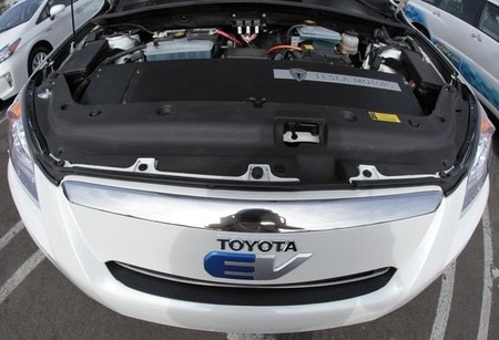 　４月１９日、トヨタ自動車はこれまでの開発戦略を１８０度転換し、電気自動車（ＥＶ）開発に本腰を入れざるを得なくなっている。写真は同社ＲＡＶ４のＥＶ車。米カリフォルニア州で２０１１年９月撮影（２０１７年　ロイター/Lucy Nicholson）