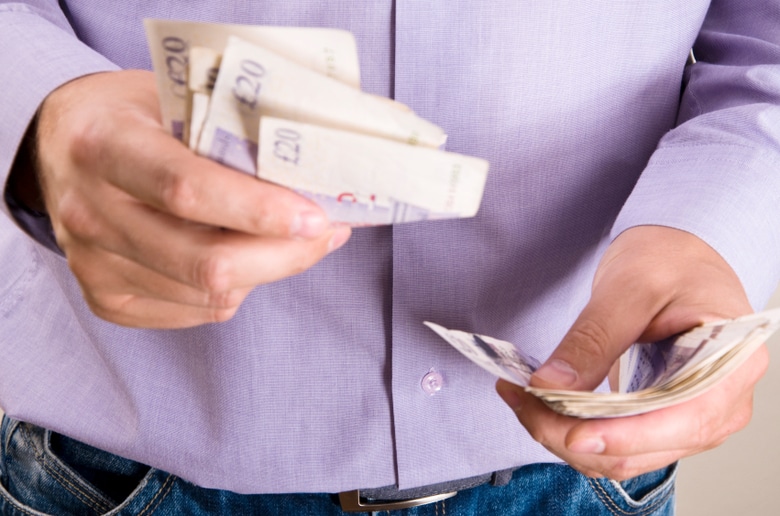 世の中には圧倒的に不利な取引に応じてしまう人がいる　serdjophoto-iStock.