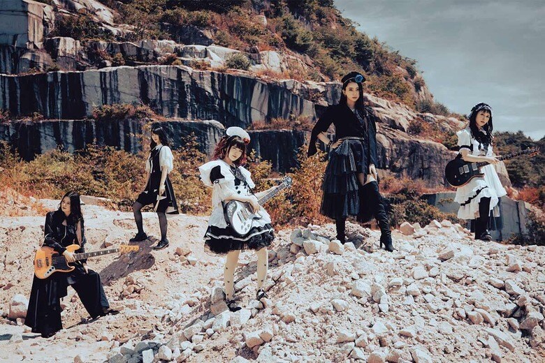 （左から）MISA、AKANE、小鳩、SAIKI、KANAMI。それぞれが個性的で、確かなスキルを持つ　©PONY CANYON