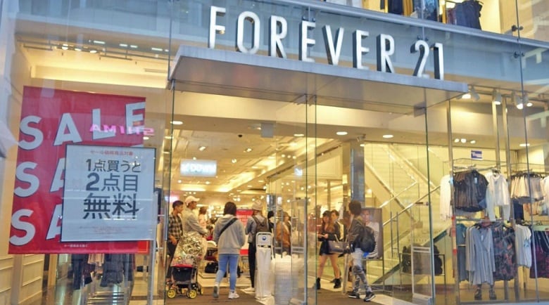 10月15日の日曜日。閉店を迎えたフォーエバー21原宿店の入り口では「1点買うと2点目無料」というキャンペーンが告知されていた（写真：記者撮影）