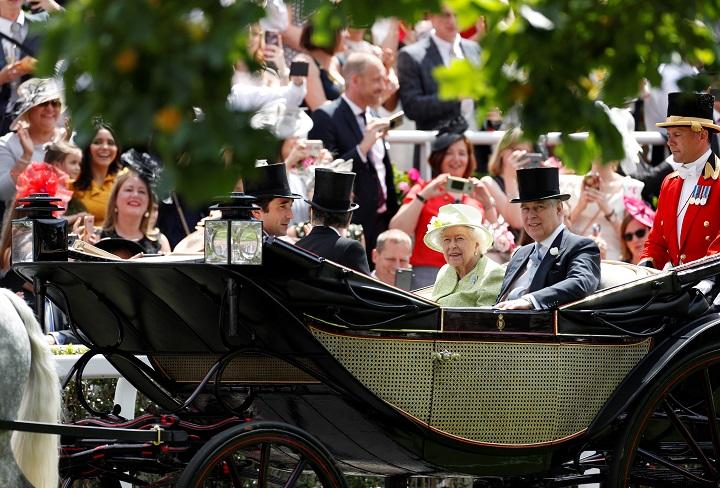 6月22日、母エリザベス女王とともに馬車でロイヤル・アスコット競馬場に向かうアンドルー王子　John Sibley-REUTERS