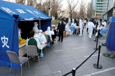 　３月２２日、中国のＳＮＳでは先週、東北部瀋陽市で群衆が衣料品市場の窓を叩き、新型コロナウイルスの検査義務付けが再開されることに不満を爆発させる動画が拡散された。写真は北京のショッピングモール前で行われた検査の様子。２１日撮影（２０２２年　ロイター/Carlos Garcia Rawlins）