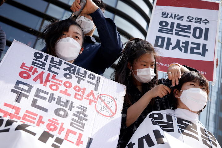 福島第一原発の処理水放出決定に断髪で抗議する韓国の大学生　　REUTERS/Kim Hong-ji