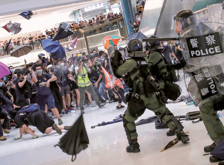 7月14日に沙田のショッピングモールで警察と衝突したデモ隊　TYRONE SIU-REUTERS