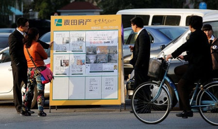 　４月５日、約２２００万人が暮らす北京は、住宅価格の上昇を阻むため、投機抑制を狙う中国当局にとっての「最前線」となっている。写真は２０１３年１０月、北京で不動産情報を貼ったボードを眺める人々（２０１７年　ロイター/Kim Kyung-Hoon）