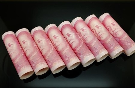 　９月１９日、国際決済銀行（ＢＩＳ）は、中国での信用供与は異例の伸びを示しており、３年以内に銀行危機に陥るリスクが高まっているとの見方を示した。写真は１００元紙幣。２０１３年１１月撮影（２０１６年　ロイター/Jason Lee）