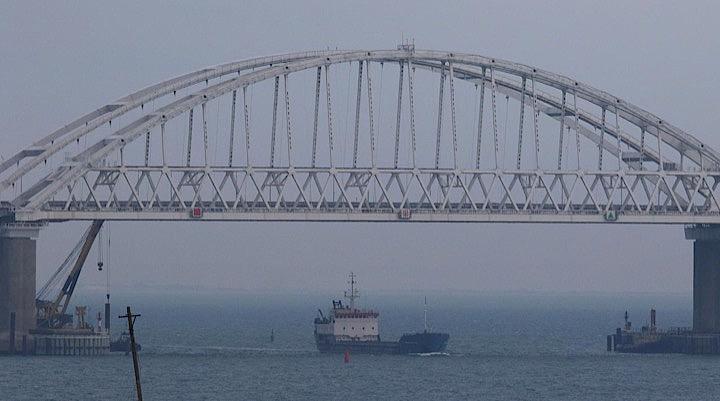 11月26日、ロシアがクリミア半島沖でウクライナの艦船3隻を砲撃後に拿捕した問題で、ロシアは艦船と乗組員の解放を巡る西側諸国の要請に応じていない。ケルチ海峡で撮影（2018年　ロイター/PAVEL REBROV）