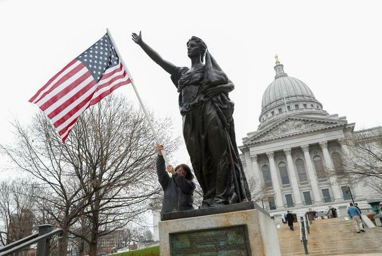 4月24日、ロイターの集計で米国で24日、新型コロナウイルス感染症による死者が5万人を突破したことが分かった。米国の新型コロナ死者数は世界最多。1950年代の朝鮮戦争で死亡した米国人の数を上回った。写真は4月24日、米ウイスコンシン州で（2020年　ロイター／Shannon Stapleton）