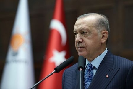 　１２月１日、トルコのエルドアン大統領は２０２３年の総選挙を見据え、自らの政治生命を賭け、金利引き下げで落ち込んだ支持率の回復を図ろうとしてる。しかし、そうした「ばくち」は、既に有権者に大きな経済的打撃をもたらしている。アンカラで撮影。提供写真（２０２１年　ロイター/Murat Cetinmuhurdar/PPO）