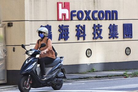 　１０月２３日、台湾の鴻海（ホンハイ）精密工業の株価が台湾市場で一時３％急落。同社が中国で税務と土地使用に関する調査を受けているとの報道を嫌気している。写真は台湾の台北で昨年１１月撮影（２０２３年　ロイター／Ann Wang）