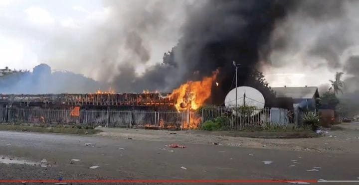 オーストラリアのモリソン首相は、政府への抗議デモが激化しているソロモン諸島に軍と警察100人以上を派遣すると表明した。写真はホニアラのチャイナタウンから煙があがる様子。 Tony Chan - YouTube