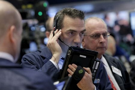 ニューヨーク証券取引所（NYSE）のフロアで働くトレーダー。２０１６年２月撮影（２０２５年　ロイター/Brendan McDermid）