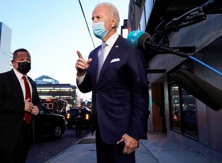 米大統領選で当選を確実にしたバイデン前副大統領は２４日、欧州連合（ＥＵ）を離脱した英国とＥＵの将来関係を巡り、英領北アイルランドとＥＵ加盟アイルランドの国境は検問所を設置すべきではないとの考えを示した。写真は今月２４日、地元の米デラウエア州のオフィス前でメディアの質問に答えるバイデン氏。（２０２０年　ロイター／Joshua Roberts）