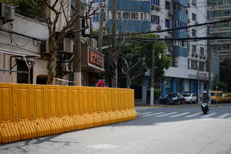 　３月３１日、ロックダウン（都市封鎖）４日目を迎えた中国上海市の当局は３１日、新型コロナウイルス新規感染者（無症状も含む）が約２週間ぶりに減少したと発表した。写真はロックダウン下の上海で２６日撮影（２０２２年　ロイター／Aly Song）