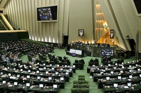 　６月７日、イランの国営メディアによると、首都テヘランで２件の銃撃事件が発生した。写真はイランの国会議事堂で、２０１６年撮影。提供写真（２０１７年　ロイター）