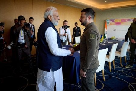 　８月２３日、インドのモディ首相が２３日、ウクライナの首都キーウに到着した。ゼレンスキー大統領との会談に臨む。写真は昨年５月、Ｇ７広島サミットで握手する両首脳。ウクライナ大統領府報道部提供（２０２４年　ロイター）