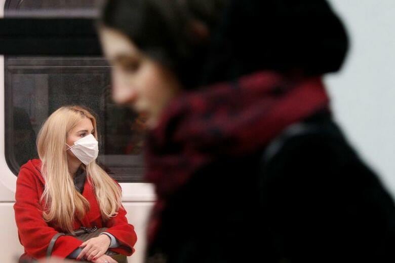 イタリア保健当局は３日、過去２４時間で新たに２７人が新型コロナウイルス感染で死亡したと発表した。これにより国内での死者は計７９人となった。ミラノで撮影（２０２０年　ロイター/GUGLIELMO MANGIAPANE）