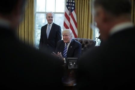 　３月２６日、米ホワイトハウスはオバマケア代替法案に反対した共和党保守派に対し税制改革など今後の法案ではトランプ大統領を支持するよう求め、協力が得られなければ民主党と協議する用意もあるとの立場を示した。執務室で会見する大統領、２４日撮影（２０１７年　ロイター／Carlos Barria）