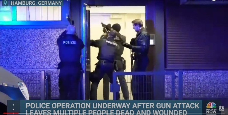 建物に突入する警察官たち　NBC News / YouTube