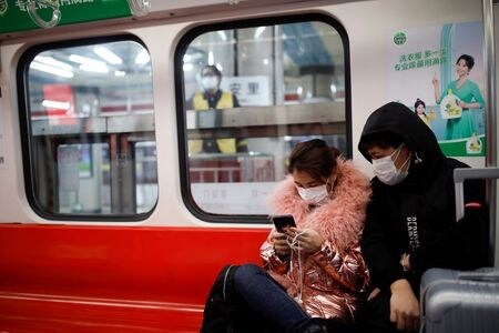 　１月２９日、中国国家衛生健康委員会は２９日、湖北省武漢市を発生源とする新型コロナウイルスによる肺炎について、国内の死者は２８日時点で２６人増え１３２人となったと発表した。写真は２８日、北京の地下鉄に乗る市民（２０２０年　ロイター/Carlos Garcia Rawlins）