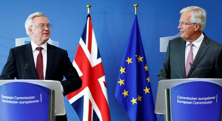 　８月２８日、欧州連合（ＥＵ）のミシェル・バルニエ首席交渉官（右）は、英国のＥＵ離脱を巡る第３回交渉を開始するにあたり、これまでの進展が遅いことに懸念を示した。英国のデービスＥＵ離脱担当相は進展させるには「柔軟性と想像力」が必要と応じた。写真はブリュッセルで撮影（２０１７年　ロイター／Francois Lenoir）