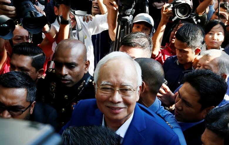 ５月２２日、マレーシアのナジブ前首相は、政府系ファンド「ワン・マレーシア・デベロップメント（１ＭＤＢ）」を巡る汚職疑惑に関連した聴取を受けるため、クアラルンプールにある汚職防止委員会（ＭＡＣＣ）の本部に出頭した。（2018年　ロイター／Lai Seng Sin）