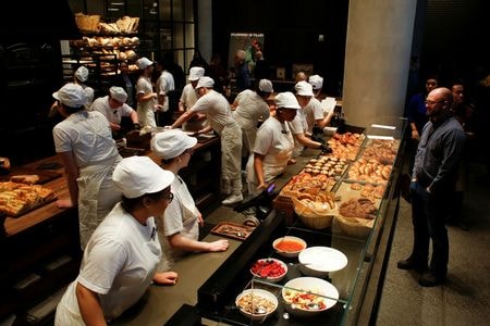 １１月の米雇用動態調査（ＪＯＬＴＳ）は、求人件数が６万２０００件減の８７９万件となった。２０１８年、シアトルのスターバックス店舗で撮影（２０２４年　ロイター/David Ryder）
