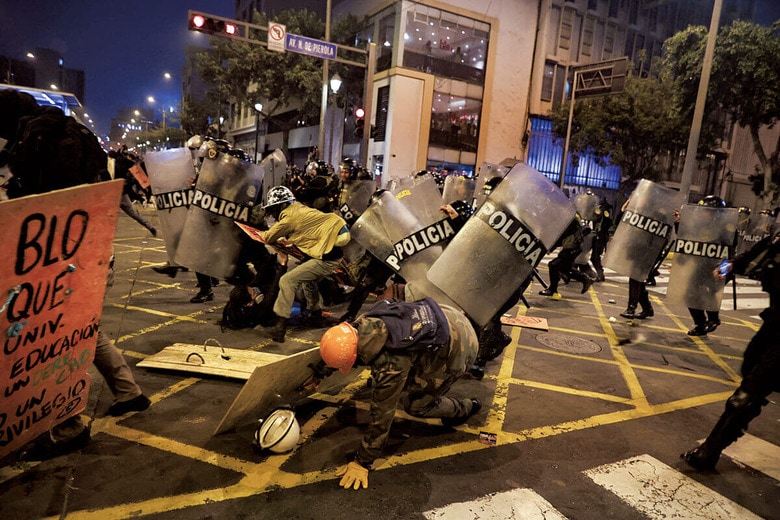リマではデモ参加者と警察が衝突（10月15日）　SEBASTIAN CASTANEDAｰREUTERS