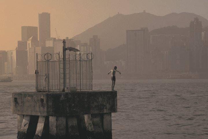 『憂鬱之島』の1シーン。海を渡って文化大革命から避難した男性は、今も夜明けのビクトリア湾で泳ぐことを生涯の習慣としている　COURTESY CHAN TZE WOON