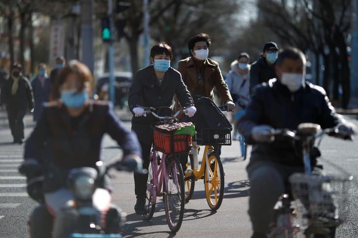 中国本土では、２６日時点で、新型コロナウイルスの国内感染者が３日ぶりに１人確認され、海外からの入国者の新規感染例は５４人だった。写真は北京で２７日撮影（２０２０年　ロイター／CARLOS GARCIA RAWLINS）