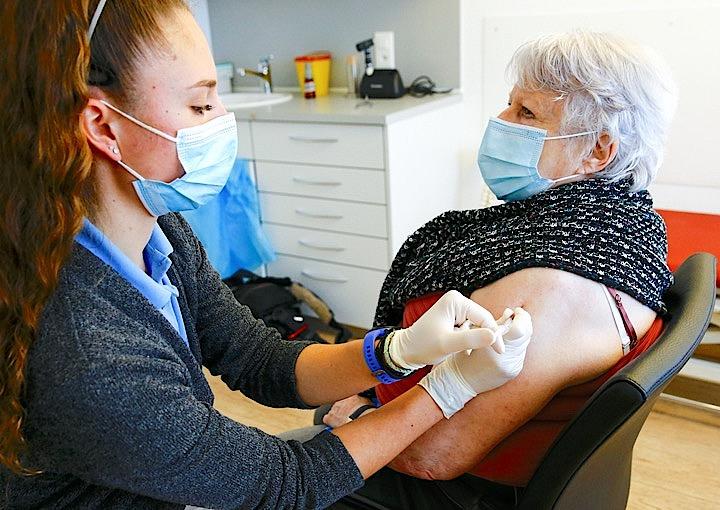 コロナワクチンの接種で気になる副反応の実体は？　写真はスイス・チューリヒでの接種の様子。REUTERS/Arnd Wiegmann