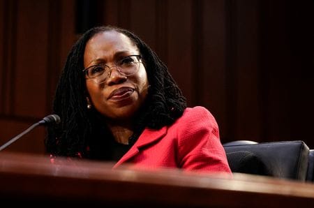 　３月２２日、米上院司法委員会で、バイデン大統領が黒人女性初の連邦最高裁判所判事に指名したケタンジ・ジャクソン氏（写真）の２日目の承認公聴会が約１３時間にわたって行われた。写真はワシントンで撮影（２０２２年　ロイター／Elizabeth Frantz）