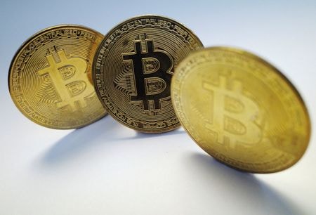 １０月７日、 デジタル資産運用会社コインシェアーズのデータによると、暗号資産（仮想通貨）に連動する上場投資信託（ＥＴＦ）は４日までの１週間で、世界全体で過去最大となる５９億５０００万ドルの資金が流入した。写真はビットコインのイメージ。２０２１年１０月撮影（２０２５年　ロイター/Edgar Su）