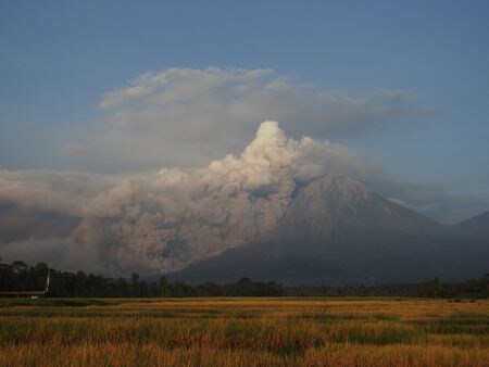 　１２月４日、インドネシア・ジャワ島で、スメル火山が噴火した。噴煙が上空１万５０００メートルに達し、２０００人近くが避難を余儀なくされた。提供写真（２０２２年　ロイター/Antara Foto/Iwan）